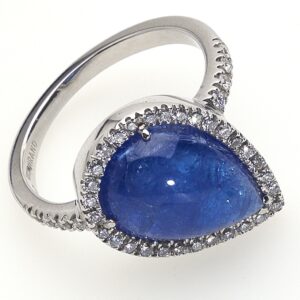Anello tanzanite cabochon goccia oro bianco diamanti