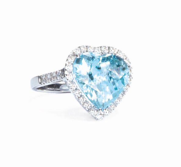 anello in oro bianco con diamanti taglio brillante e acquamarina.