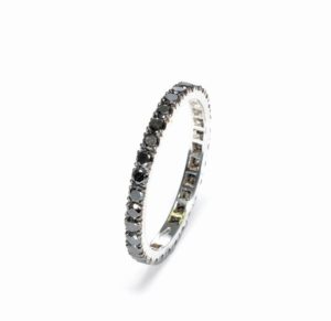 anello in oro bianco e diamanti neri taglio brillante