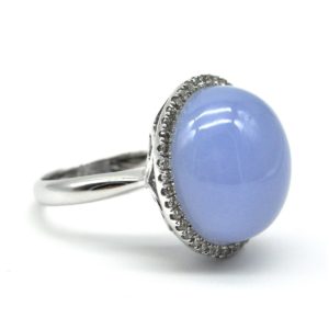 Anello in oro bianco e calcedonio
