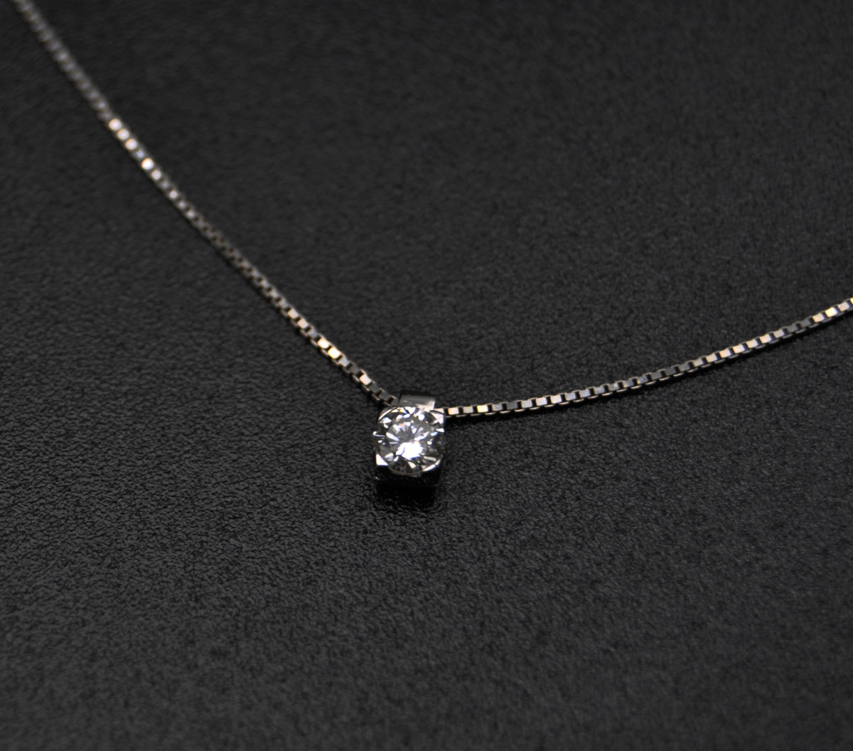 0.18 carat light point necklace 0.18 carat light point necklace