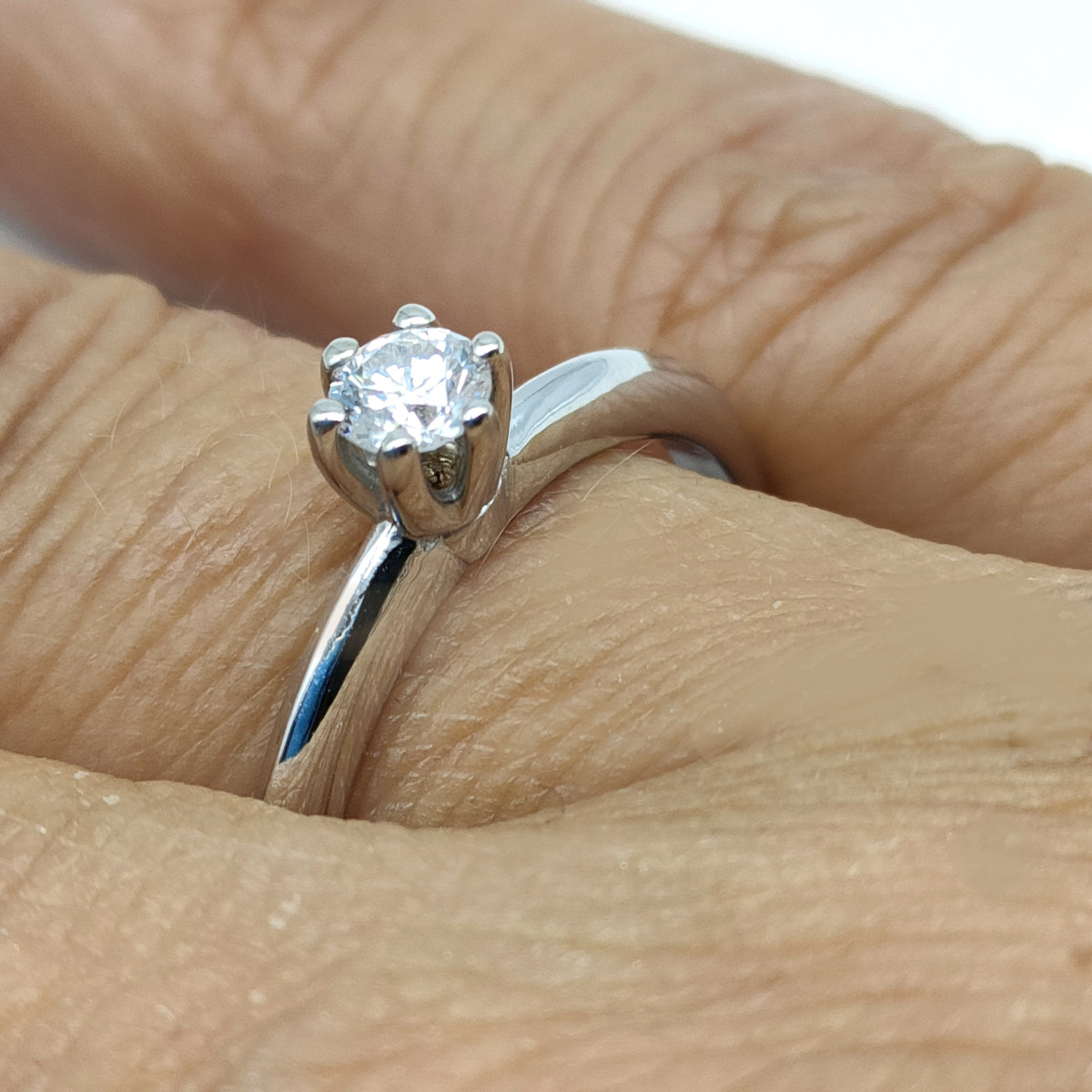 anello oro bianco e diamante con sei punte