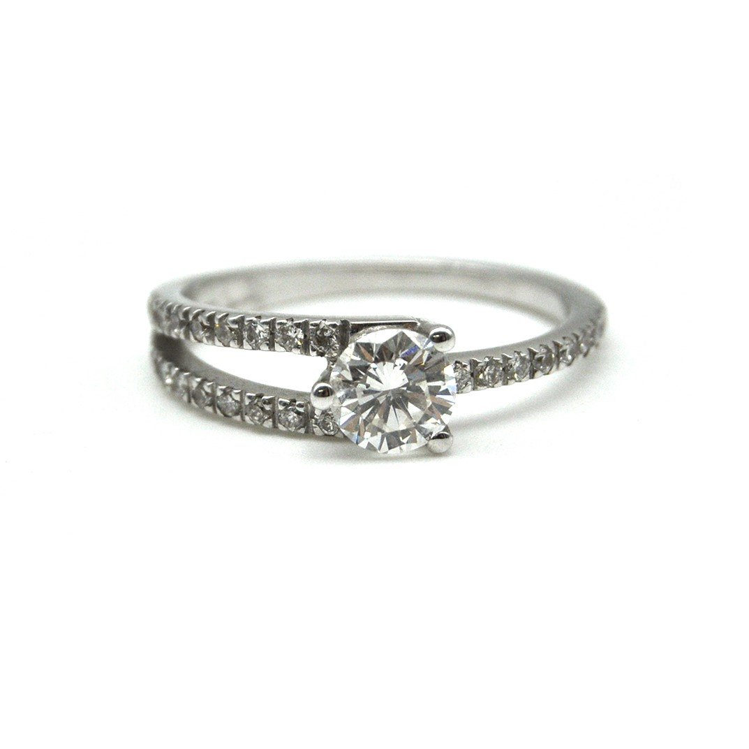 anello tipo solitario in oro bianco e diamanti
