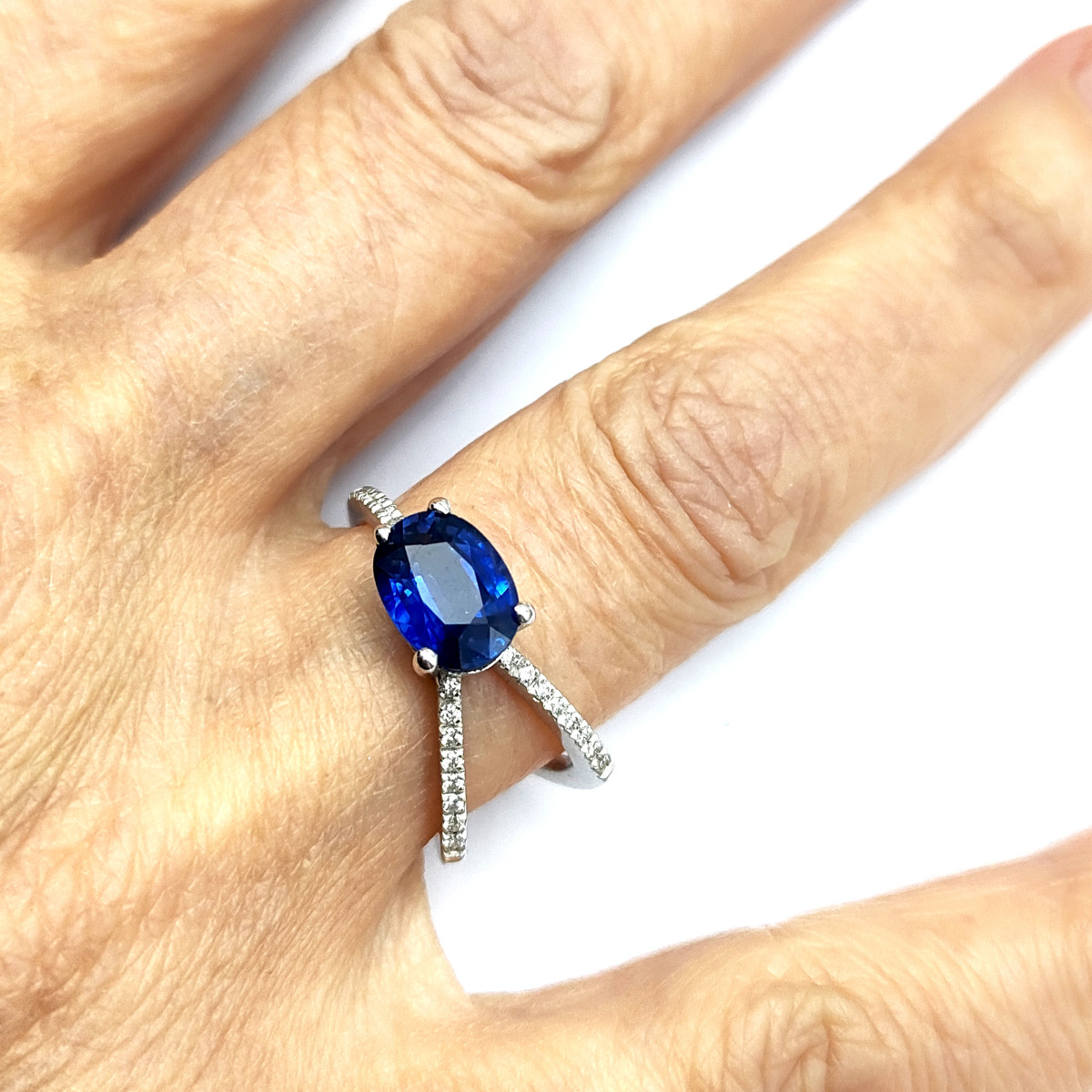 Anello con zaffiro e diamanti Anello con zaffiro e diamanti
