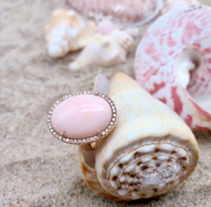Anello corallo pelle d’Angelo abbinato all’oro rosa e ai diamanti