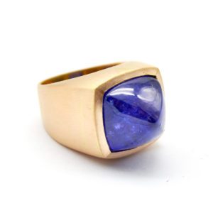 Anello con tanzanite piramidale