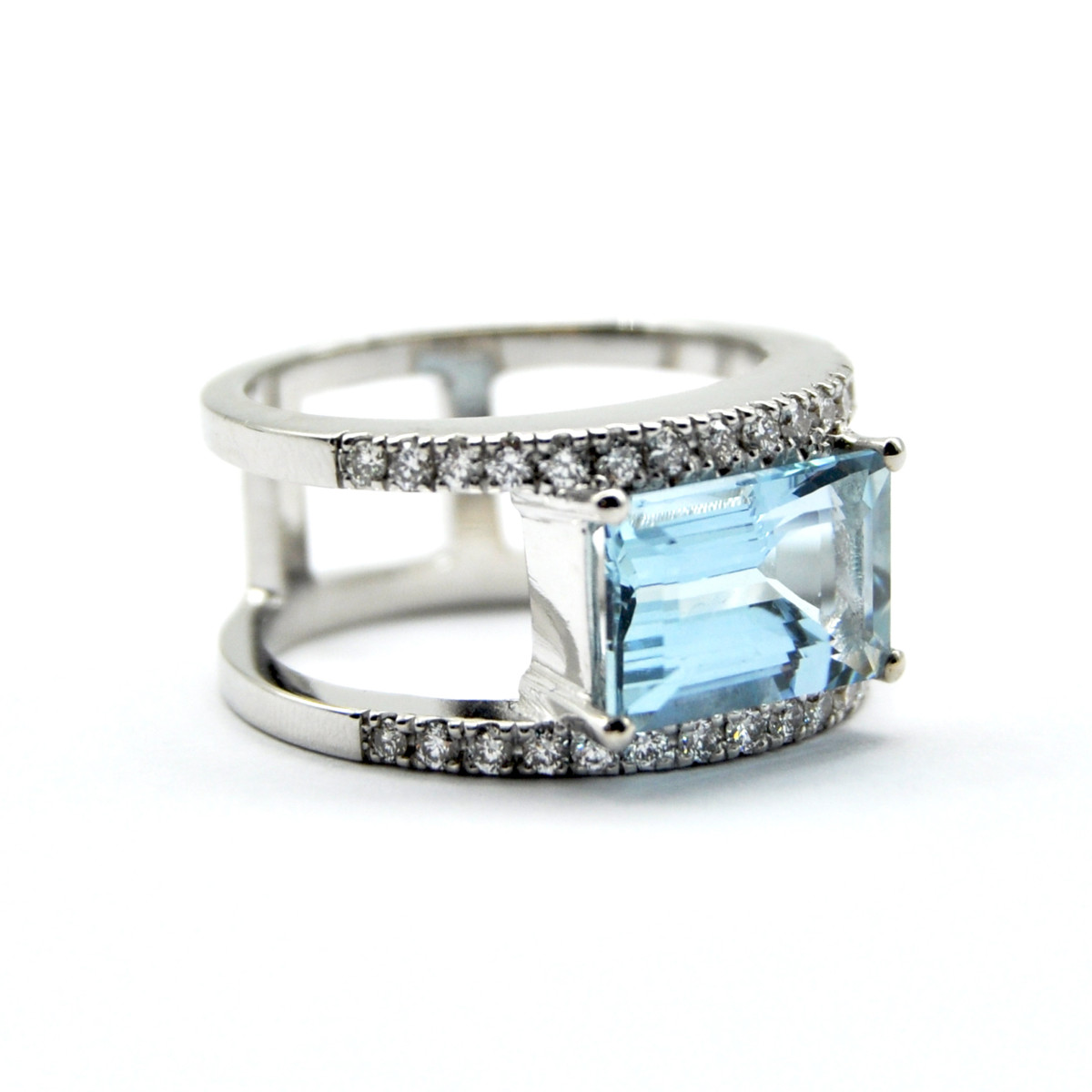 Aquamarine and diamond white gold ring Aquamarine and diamond white gold ring