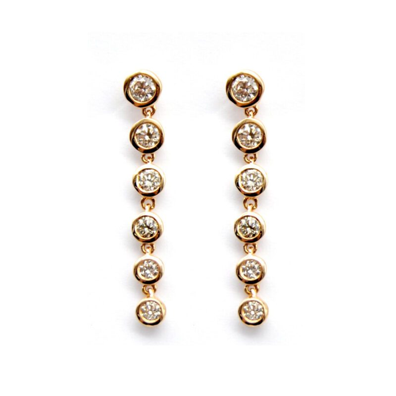 Orecchini Pendenti In Oro Bianco 750/1000 A Semicerchio Con Coppia Di Rubini Per Tot 2 70 Ct Circa Taglio A Goccia Con Pave Di Diamanti Bianchi Interni Ed Esterni Per Un Totale Di