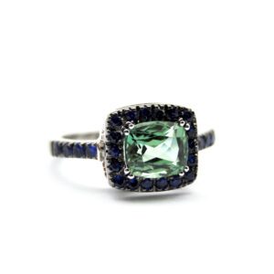 Anello tormalina verde e zaffiri blu
