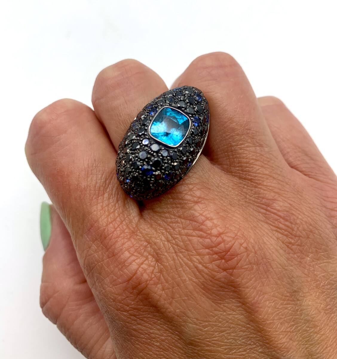 Anello oval indossato Anello oval indossato