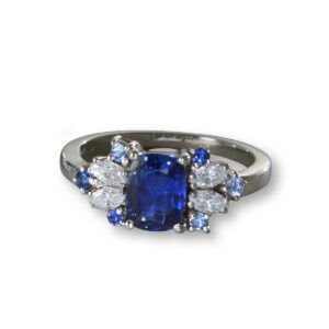 Anello con zaffiri e diamanti