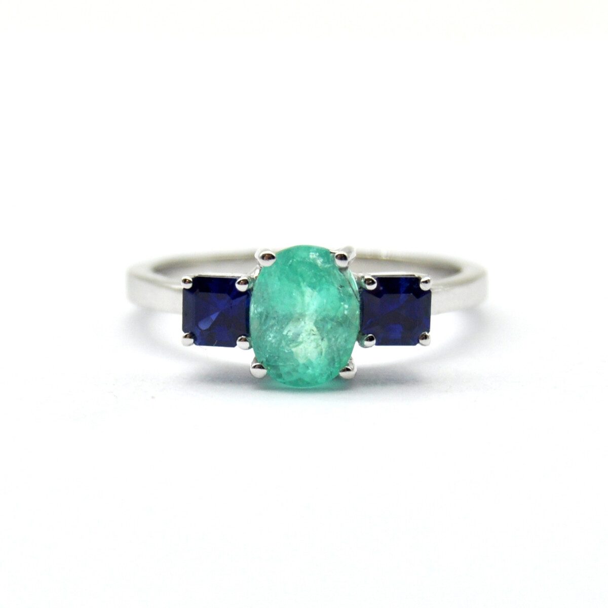 White gold ring with Paraiba tourmaline and sapphires White gold ring with Paraiba tourmaline and sapphires