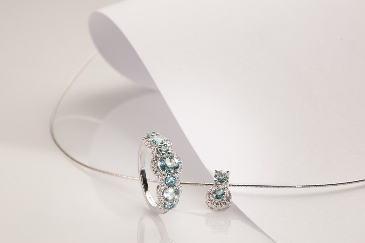 Anello tormaline paraiba e diamanti Anello tormaline paraiba e diamanti