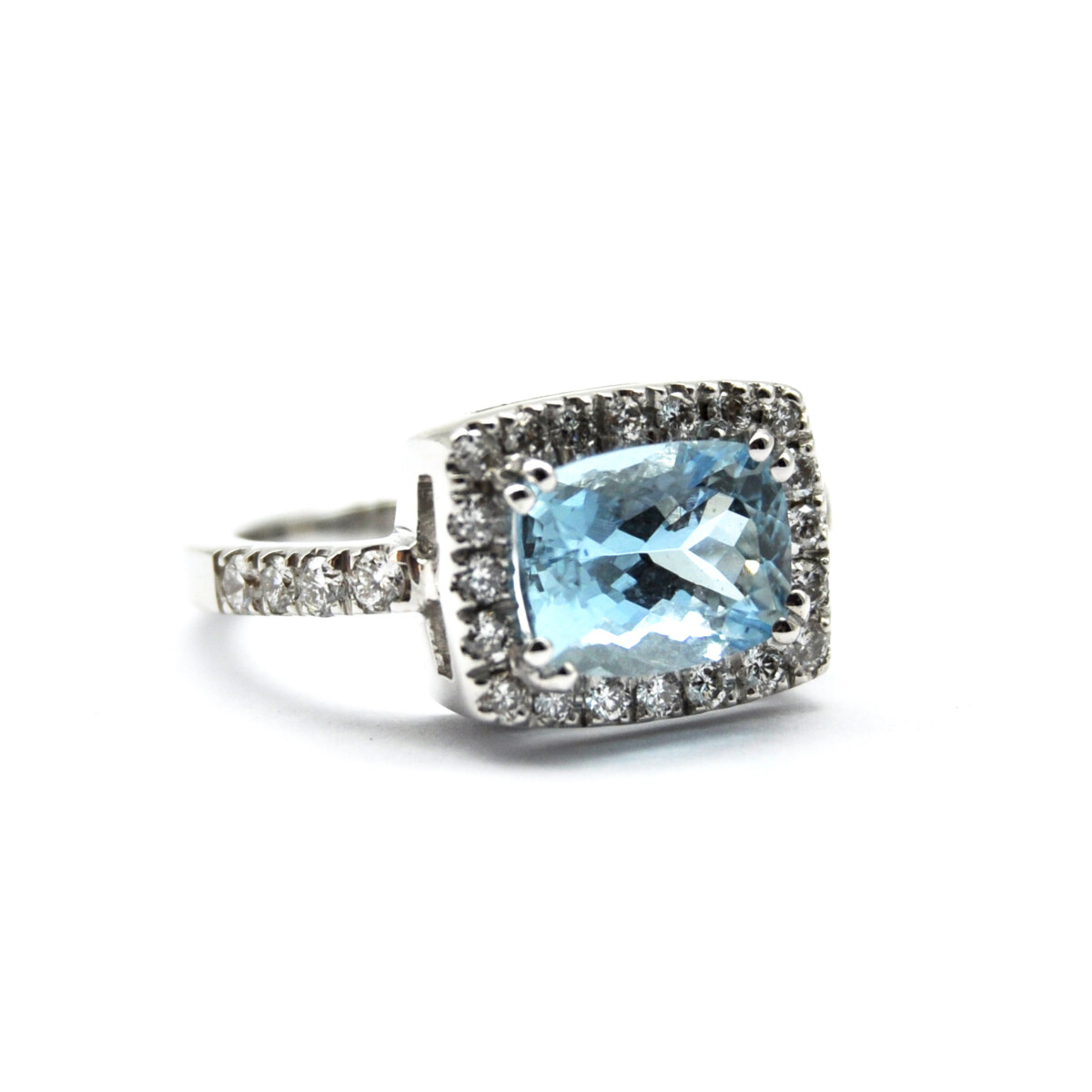 Anello acquamarina e diamanti Anello acquamarina e diamanti
