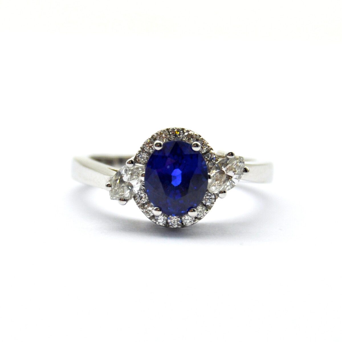 Anello zaffiro ovale e diamanti Anello zaffiro ovale e diamanti