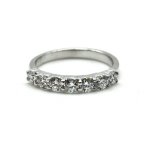 Half band ring with 7 diamonds