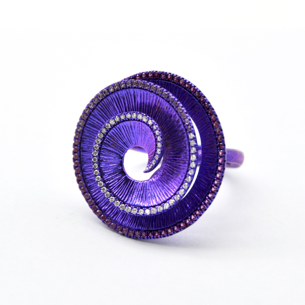 Anello spirale titanio con zaffiri rosa, rubini e brillanti Anello spirale titanio con zaffiri rosa, rubini e brillanti